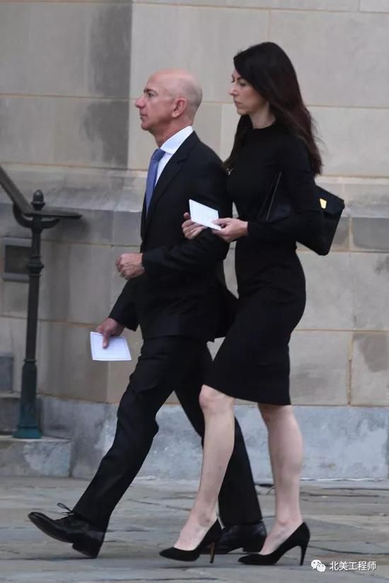 2018年9月1日，贝索斯夫妇在镜头前挽手同行