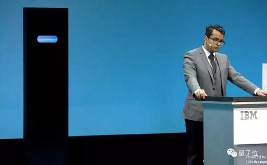 △&nbsp;左为Project Debater，右为哈利什