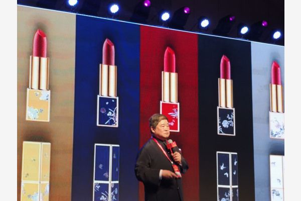 在亚布力论坛,单霁翔做主题为“让传统文化活在当下”的演讲。新华社图