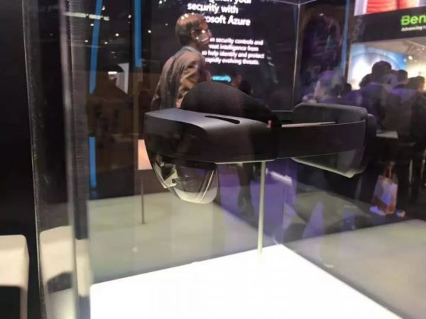 体验完微软的「HoloLens 2」， 我开始思考折叠屏是不是未来 | MWC2019
