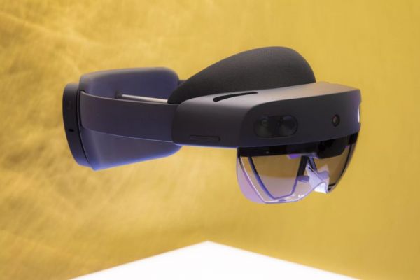 微软发布了更强大的 HoloLens 2,却也离你更远了