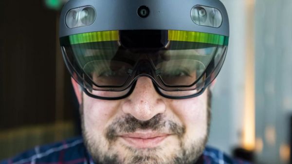 微软发布了更强大的 HoloLens 2,却也离你更远了