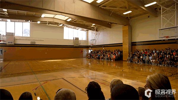 微软发布了更强大的 HoloLens 2,却也离你更远了