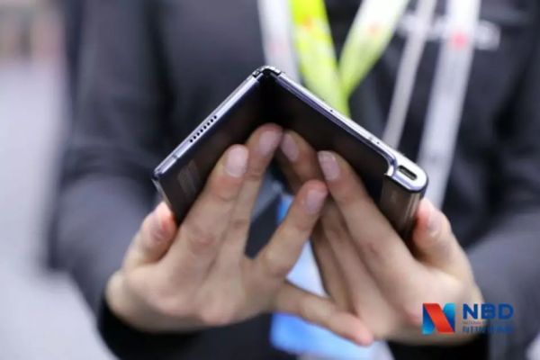 折叠屏机要看韩国人脸色?OLED关键材料设备靠进口