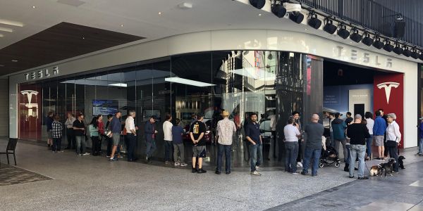 最前线 | 特斯拉推出3.5万美元版Model 3，走量的代价不止全面关店