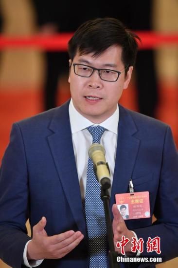 图为全国人大代表姚劲波在“代表通道”接受采访。中新社记者 侯宇 摄