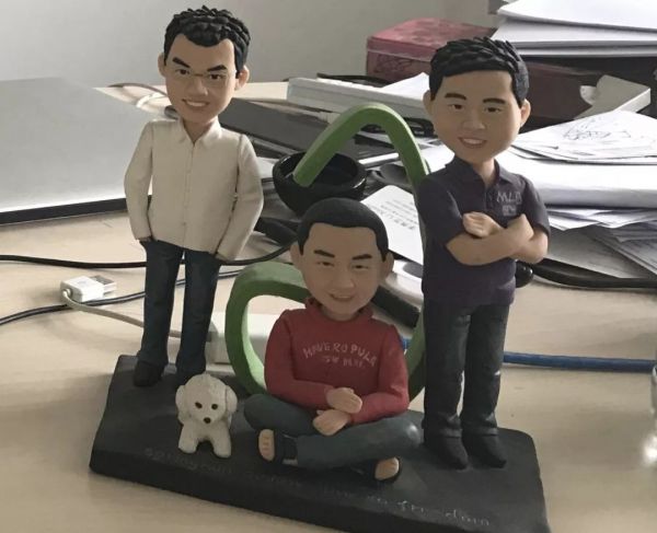 2013年，春雨医生注册用户达到3000万。为纪念这一发展节点，公司为三名联合创始人张锐、曾柏毅、李光辉，以及张锐的宠物狗皮皮根据合影定制了小型雕塑。摄影：李秀芝