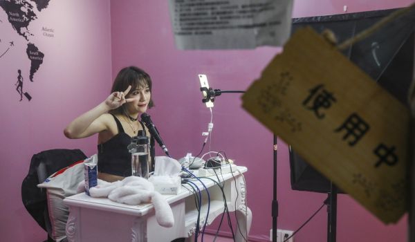 中国网红赚钱方式太多:打广告做代言,还能卖衣服