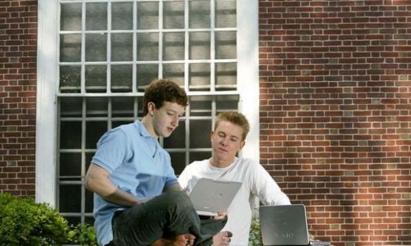 “自我”的消逝:十五年来,Facebook是如何改变人类生活的?