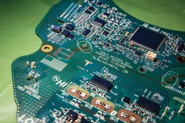 特斯拉 Model 3 在工程上的魔法与败笔