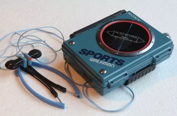 苹果大战 Spotify，就像当年乔布斯大战索尼