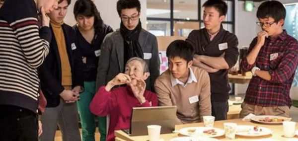 83岁硬核奶奶,自学编程为老年人开发游戏,被库克接见