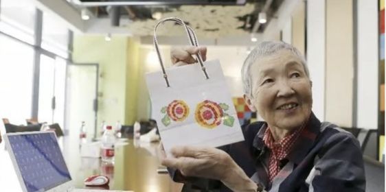 83岁硬核奶奶,自学编程为老年人开发游戏,被库克接见