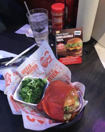 价格不贵、零胆固醇的人造肉汉堡来了——但你敢吃吗?