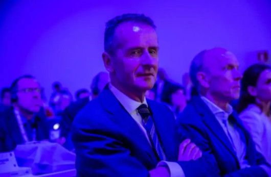 最后一场「屏之争」:汽车大佬与硅谷巨头的贴身肉搏