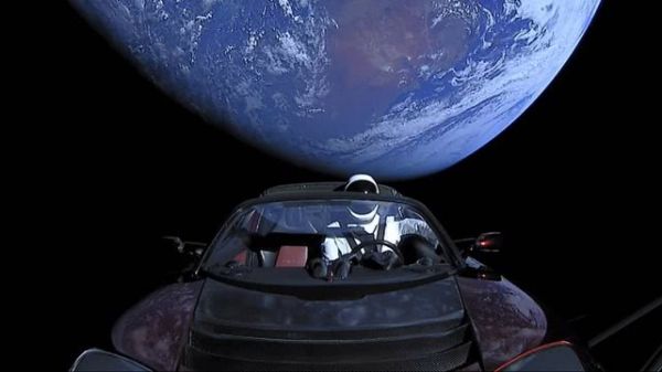 SpaceX重型猎鹰火箭升空,系首次商业发射