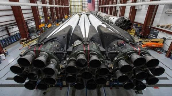 SpaceX重型猎鹰火箭升空,系首次商业发射