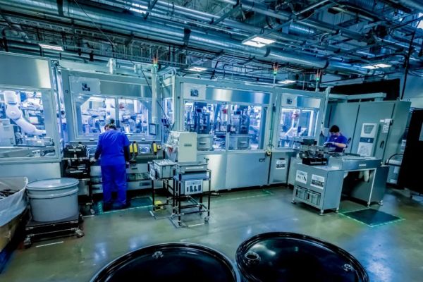 揭秘苹果的 iPhone 回收实验室：每小时拆解200部手机