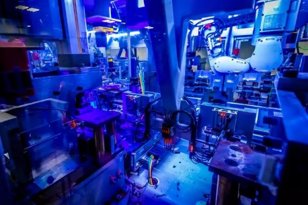 揭秘苹果的 iPhone 回收实验室:每小时拆解200部手机