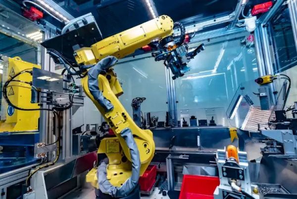 揭秘苹果的 iPhone 回收实验室:每小时拆解200部手机