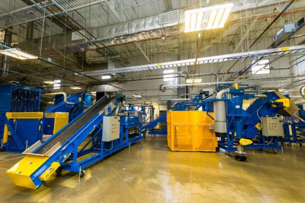 揭秘苹果的 iPhone 回收实验室:每小时拆解200部手机