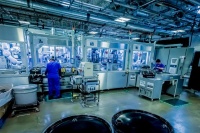 揭秘苹果的 iPhone 回收实验室：每小时拆解200部手机