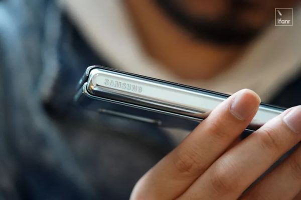网友拆解三星 Galaxy Fold:内部复杂程度堪比机械手表