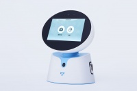 针对养老资源稀缺问题，「漫谷科技」为老年人推出家用医疗服务机器人