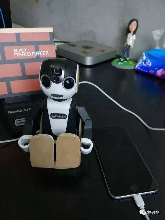 跑Android系统的Sharp&nbsp;RoBoHon机器人手机