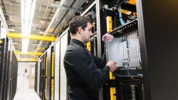 揭秘亚马逊AWS崛起之旅:从免费服务到市场领导者