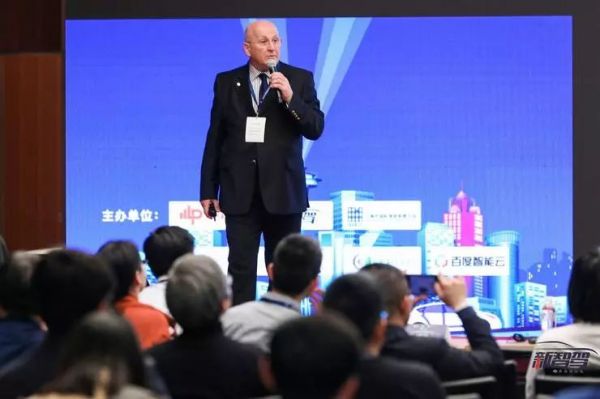 格里菲斯大学教授 Ljubo Vlacic:人工智能算法开发者还有什么瞒着我们?