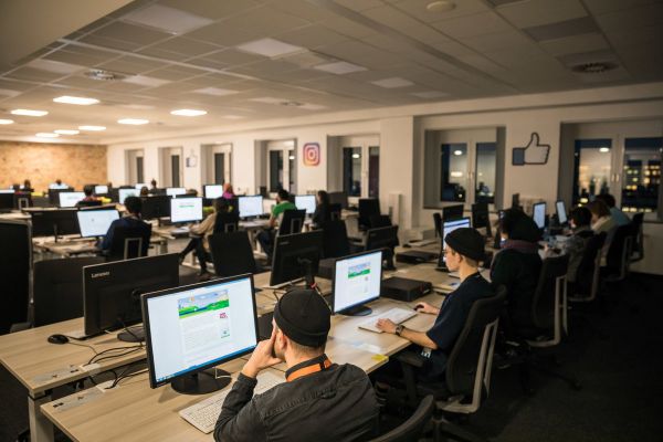 Facebook 联合创始人发长文：是时候解散公司了