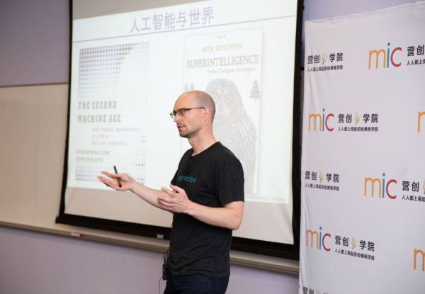 AI只跟科技巨头有关?小公司如何在AI时代竞争?