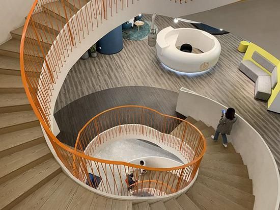 OYO中国上海总部办公室中间的楼梯（摄/郑萃颖）