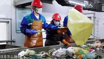 △&nbsp;厨余垃圾里，发现了雨伞和菜刀