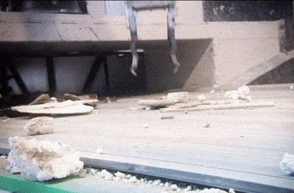 那时，受到机器人支配的主要是建筑废料。