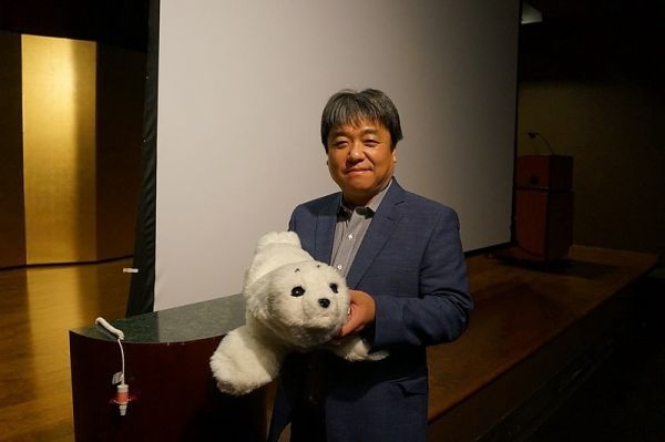 有情感的机器人需要人类的关心吗?