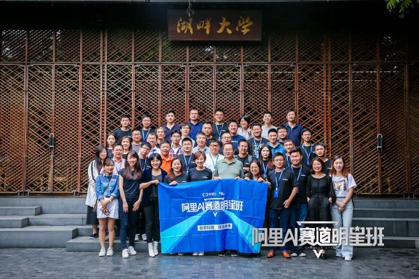 观察+ | AI创业者生存指南:硬刚不是策略,差异化才是王道