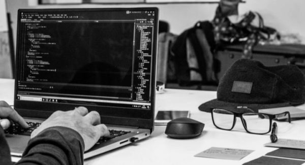 感染 6 种最危险病毒的笔记本电脑，卖出了 120 万美元