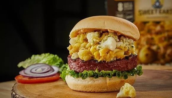 瑞幸咖啡称2021 年底建成万家门店;海底捞也推自有茶饮品牌;晨光文具要卖化妆品 | 一周消费新闻Vol.38