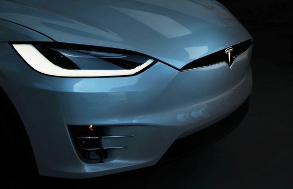 四处碰壁的特斯拉,正在绝地反击