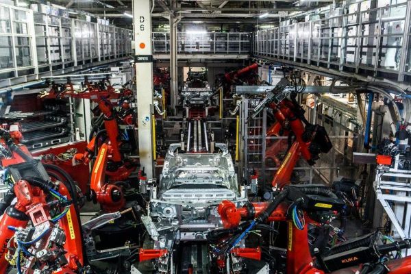 四处碰壁的特斯拉,正在绝地反击