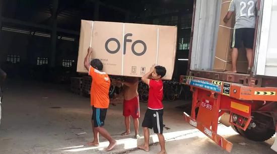 工人正在搬运ofo单车