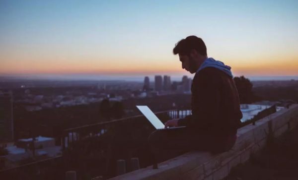 上班在摸鱼?现在手机可以监控你的工作了