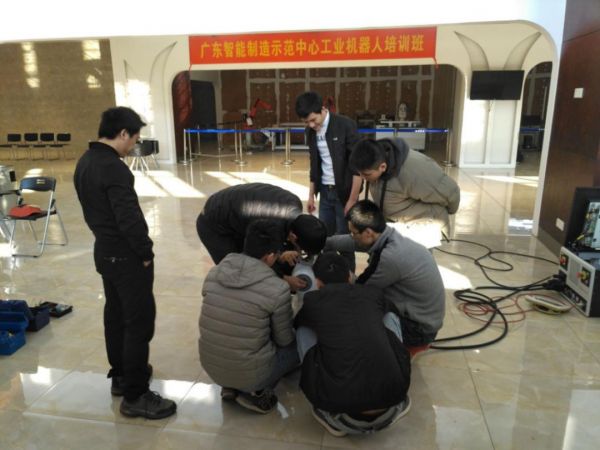 珠三角不缺工业机器人，但缺“人”