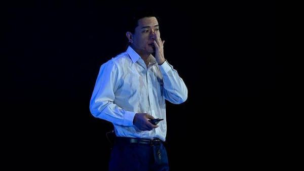 【虎嗅早报】百度回应李彦宏被泼水：强烈谴责，肇事者已被警方带走