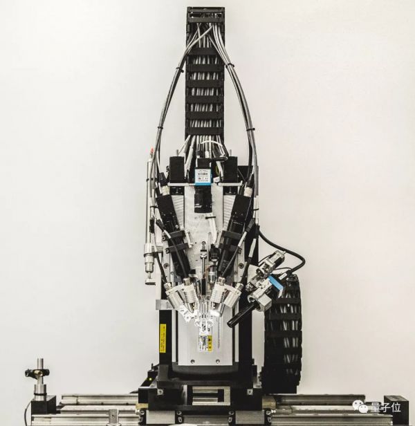 马斯克发布脑机接口系统,可用iPhone操控,网友:这就是黑客帝国