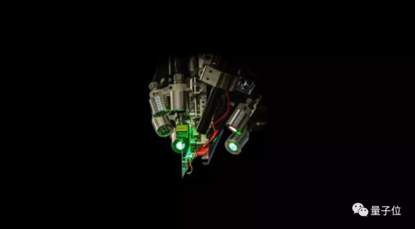 马斯克发布脑机接口系统,可用iPhone操控,网友:这就是黑客帝国