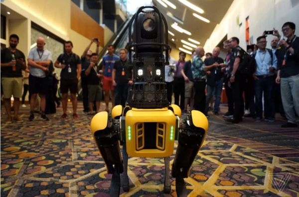 人类世界准备好了吗?波士顿动力今年将发布首款商用四足机器人