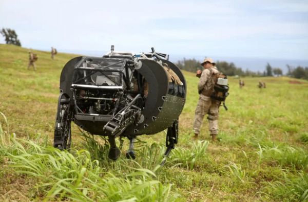 人类世界准备好了吗?波士顿动力今年将发布首款商用四足机器人